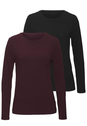 Langemouwige shirts in zwart en bordeauxrood, met een ronde halslijn en zachte, gladde stof. De shirts hebben een getailleerde snit.