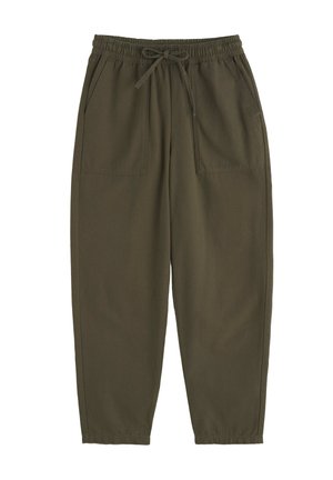 Voľné nohavice olivovo zelenej farby s elastickým pásom, nastaviteľným šnúrkou, dvoma prednými vreckami a zúženými elastickými lemami.