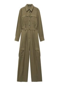 Combinaison vert olive à manches longues avec col, boutonnage devant, ceinture à la taille, poches poitrine et poches cargo sur pantalon à jambes larges.