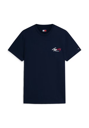 Tumesinine lühikeste varrukatega T-särk ümara kaelusega, millel on rinnal valge ja punase toonis väike "Tommy Jeans" logo ning varrukal väike lipuembleem.