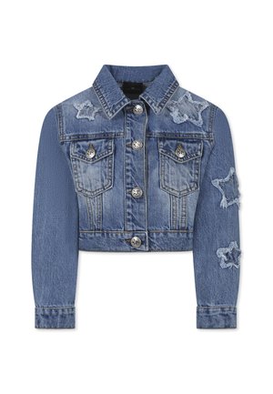 Giacca di jeans cropped in lavaggio azzurro chiaro con bottoni argentati, toppe a forma di stella e dettagli sfilacciati sulle maniche. Colletto classico e tasche.
