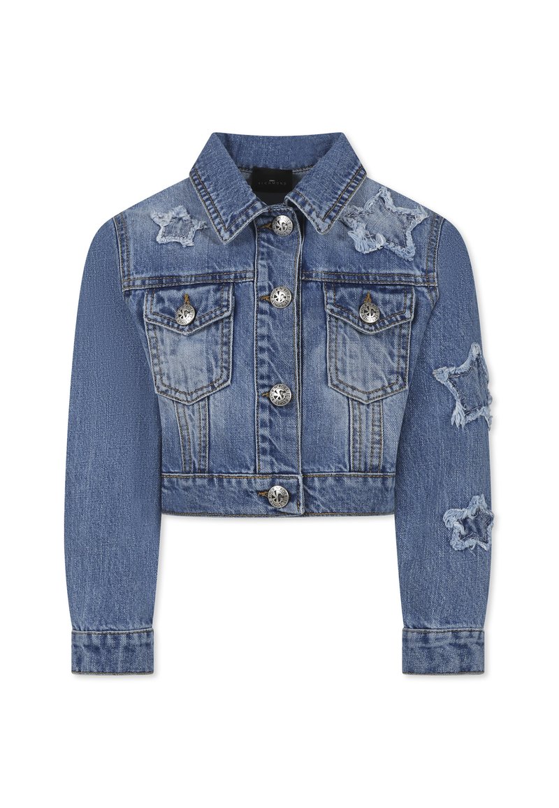 Geknipte denimjack in lichtblauwe wassing met zilveren knopen, sterrenpatches en uitgerafelde accenten op de mouwen. Klassieke kraag en zakken.