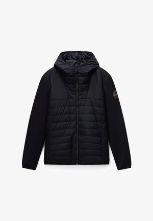 Chaqueta negra con un frente acolchado, tejido liso en los hombros y cierre con cremallera y capucha. Incluye un logo circular en la manga.