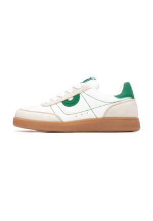 Zapatilla verde y blanca con suela de goma, que presenta un acento redondo verde, parte superior de cuero liso y cordones de tela. Diseño minimalista con detalles de costuras.