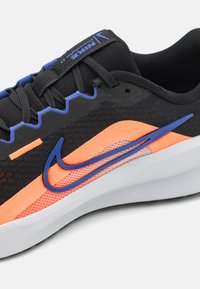 Nike Performance DOWNSHIFTER 13 - Chaussures de running sur route - black/astronomy blue/hyper crimson/pure platinum/metallic silver