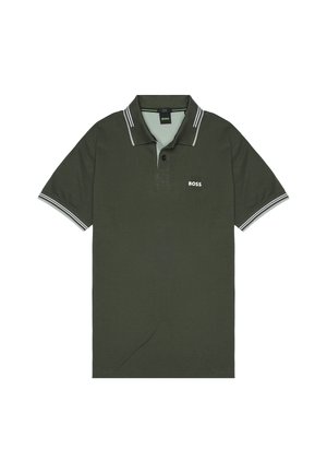 Polo shirt verde scuro con colletto e bordi delle maniche a righe bianche. Presenta un piccolo logo "BOSS" bianco sul petto. Realizzato in tessuto morbido.