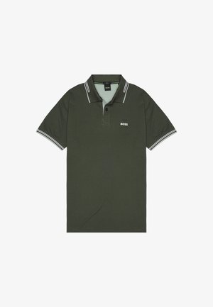 Polo shirt verde scuro con colletto e bordi delle maniche a righe bianche. Presenta un piccolo logo "BOSS" bianco sul petto. Realizzato in tessuto morbido.