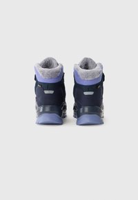 Marineblauwe enkelboots met grijze bontvoering, paarse accenten en een duurzame zool. Heeft een stevige, gestructureerde bovenkant van stof en een verstelbare band.