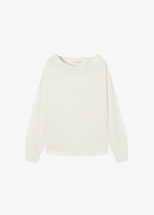 Blusa de manga larga blanca con cuello cowl holgado y mangas ligeramente abullonadas, hecha de un tejido suave con una textura lisa. Sin patrones ni adornos.