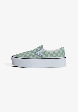 Tenisówka wsuwana z zielono-kremowym wzorem w kratę, białą gumową platformą i metką z logo Vans z boku.