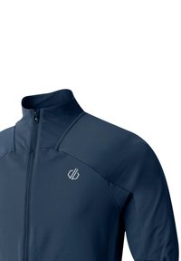 Giacca zip-up blu navy realizzata in tessuto liscio e texture, colletto alto e un logo discreto sul petto. Vestibilità su misura con dettagli delle cuciture.