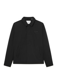 Giacca leggera nera con collo a camicia, chiusura frontale con bottoni e due tasche laterali. Presenta un logo discreto sul petto.