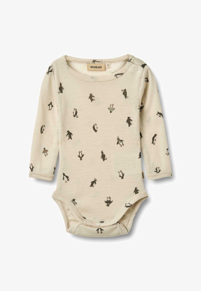 Helles beige Babystrampler mit langen Ärmeln, der mit einem wiederkehrenden Pinguin-Muster in Dunkelbraun versehen ist. Druckknopfverschluss an Schulter und Boden.