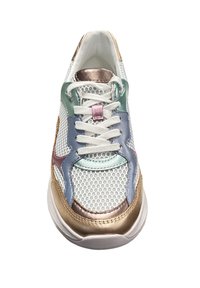Baskets en maille avec une base blanche et des accents bleu pastel, vert et métalliques. Design lacé avec des détails texturés et semelle en caoutchouc.