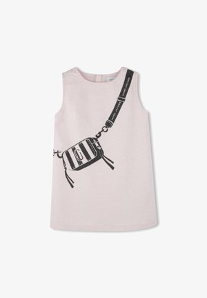 Růžové šaty bez rukávů s černou grafikou pruhované tašky s třásněmi a popruhem označeným "MARC JACOBS", vyrobené z hladké látky.