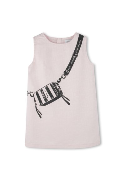 Valkoinen pinkki mekko ilman hihoja, jossa on musta graafinen kuva raidallisesta laukusta, jossa on tupsut ja hihna, jossa lukee "MARC JACOBS", valmistettu sileästä kankaasta.
