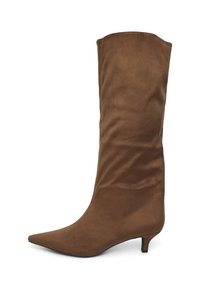 Bottine marron décontractée en cuir suédé doux, avec un bout pointu et un petit talon. Le design est simple avec une texture lisse.