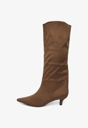 Braune, lässige Knöchelstiefel aus weichem Wildleder, mit einer spitzen Zehenform und niedrigem Absatz. Das Design ist schlicht mit einer glatten Textur.