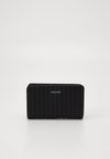LINE QUILT MEDIUM BIFOLD - Plånbok - black