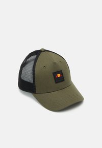 Casquette vert olive avec un dos en maille noire, visière courbée et un patch logo carré comportant du rouge, de l'orange et du noir. Détails en tissu texturé.