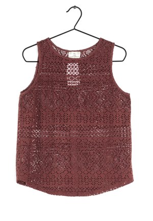 Haut sans manches en crochet bordeaux avec motifs géométriques et floraux, suspendu à un cintre noir sur fond blanc.