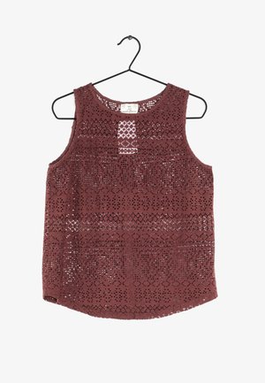 Haut sans manches en crochet bordeaux avec motifs géométriques et floraux, suspendu à un cintre noir sur fond blanc.