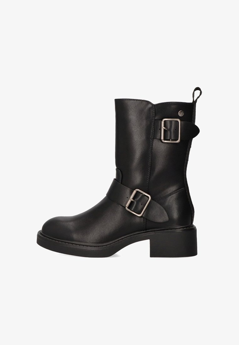 Botines de cuero negro hasta el tobillo con punta redonda, detalle de hebilla lateral y tacón bajo tipo bloque. Textura suave y construcción robusta.