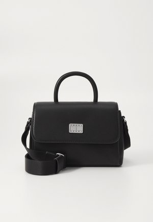 Bolso negro hecho de cuero suave, con un asa superior, correa de hombro desmontable, cierre de solapa y un acento de logo plateado.