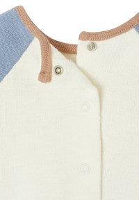 Raglan-Bodysuit mit blauen und braunen Akzenten, aus einem weißen Textil mit Struktur, Druckknopfverschluss und rundem Ausschnitt.