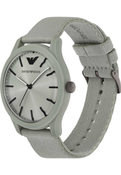Montre Emporio Armani grise avec finition mate, cadran argenté, index des heures noirs et bracelet en tissu présentant une surface texturée et des éléments en métal.