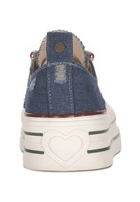 Dżinsowy but wsuwany o postrzępionej fakturze, biały spód z zielonymi paskami i sercowym detalem na pięcie.