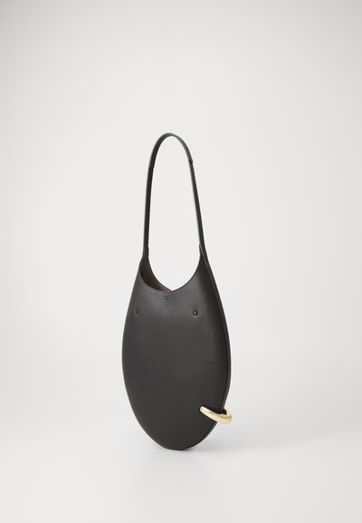 Fekete bőr válltáska, hosszúkás ovális formával, arany tónusú kiegészítővel és sima textúrával. Minimalista dizájn, egyetlen pánttal.