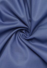 Tessuto blu navy con una superficie liscia, caratterizzato da un sottile motivo tessuto. È arricciato in una spirale che indica flessibilità e caduta.
