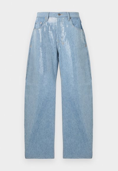 Ανοιχτό μπλε τζιν με ψηλή μέση και φαρδιά μπατζάκια, με εμπρός τσέπες και λαμπερή διακόσμηση με παγιέτες στο πάνω μπροστινό μέρος.