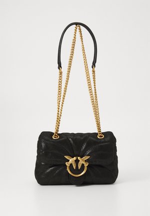 Schwarze, strukturierten Handtasche mit einem goldenen Kettenriemen. Verfügt über einen dekorativen goldenen Ring mit Vogelakzenten auf der Vorderseite. Gepolstertes Design mit Falten.
