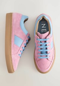 Next REGULAR FIT - FOREVER COMFORT ROUND TOE - Matalavartiset tennarit - pink