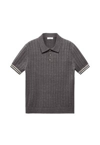 Polo gris avec une texture en côtes verticales, manches courtes, et accents rayés en gris clair. Comprend trois boutons au col.