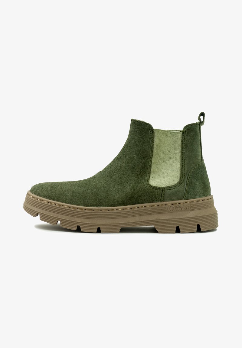 Stivali alla caviglia in suede verde con pannelli laterali elastici, un'asola e una suola in gomma marrone texturizzata. Presenta un design cucito lungo la suola.