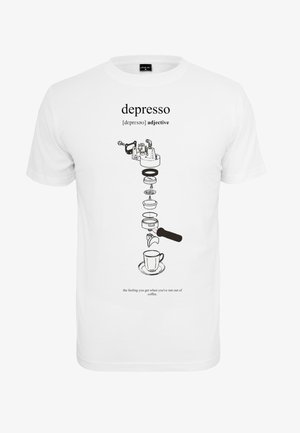 Valge puuvillane T-särk, millel on mustad graafilised illustreeringud kohvitarvikutest ja espressoga seotud tekst. Lihtne disain, lühi varrukad.