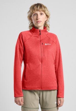 Rode zip-up jack met een getextureerd patroon, hoge kraag en logo op de linkerkant van de borst. De stof lijkt lichtgewicht en ademend.