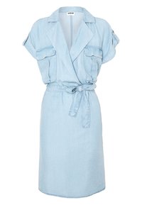 Jasnoniebieska sukienka z denimu z krótkimi rękawami, kołnierzykiem oraz dwiema przednimi kieszeniami. Zawiera pasek do związania w talii oraz prosty dół.