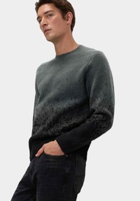 Maglione grigio e nero con un motivo a gradiente, design a girocollo e polsini a costine. Realizzato in un tessuto morbido e strutturato con una silhouette elegante.