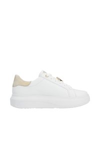 Sneaker bianco con tomaia in pelle texture, accent in suede beige al tallone, lacci piatti, dettagli dorati e una spessa suola in gomma bianca.