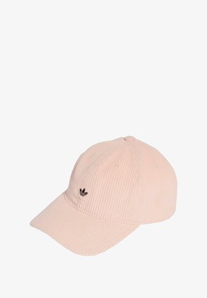 Cappellino da baseball in corduroy rosa con visiera curvata e un piccolo logo nero sulla parte frontale. Il tessuto testurizzato e i dettagli cuciti sono visibili.