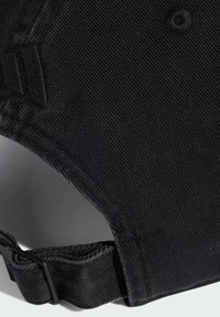 Černá kordurová čepice s zakřiveným krempou a nastavitelným páskem. Obsahuje texturovanou tkaninu a tónové prošívání pro bezproblémový vzhled.