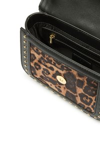 Borsa a mano in pelle nera con pannello a stampa leopardata, dettagli in borchie dorate e tasca interna con zip.
