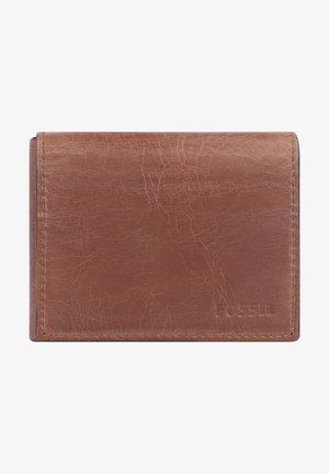 Portafoglio in pelle marrone con superficie texturizzata, design a due pieghe, logo impresso e cuciture a contrasto lungo i bordi.