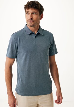 Camisa polo de manga corta en una tela azul jaspeada. Presenta un cuello clásico y una tapeta con tres botones. Textura suave y ligera.