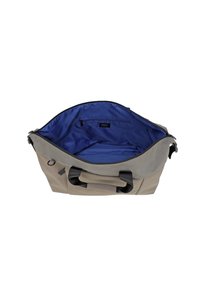 Bolsa de deporte beige con asas negras, abierta para revelar un interior azul y un bolsillo con cremallera. Presenta un diseño robusto y materiales duraderos.