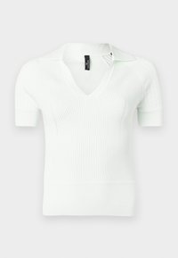 Polo de malha canelada branca com decote em V e mangas curtas, apresentando tecido texturizado e um brilho subtil.